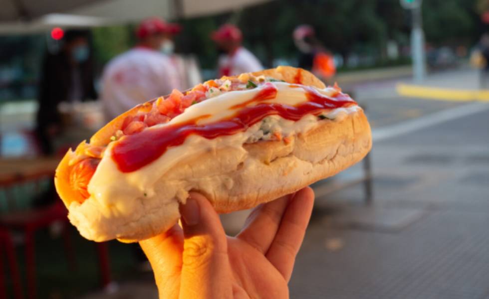 Completo chileno entre los mejores del mundo según Taste Atlas: choripán argentino lideró el ranking